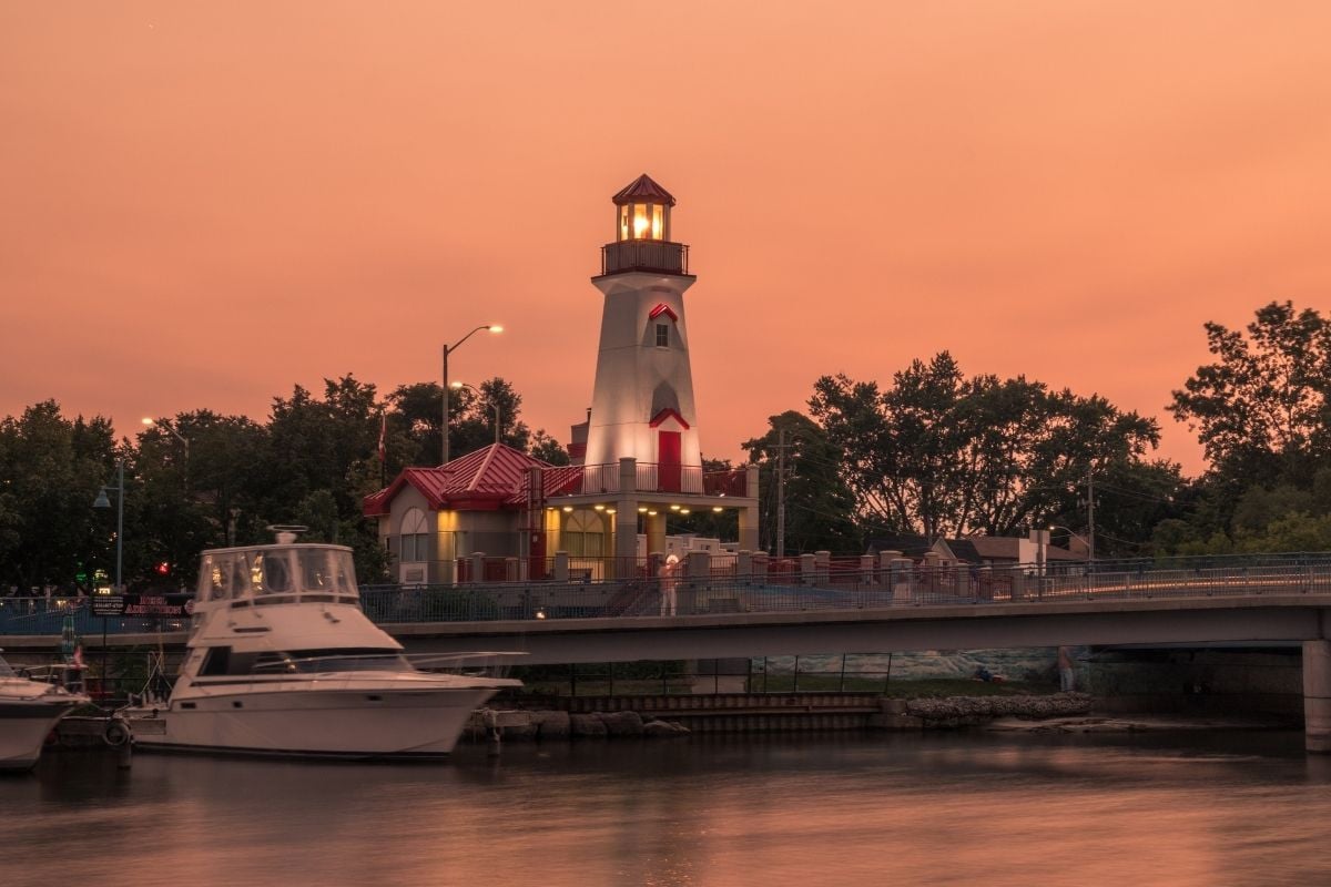 Crédit phare pour le port au coucher du soleil