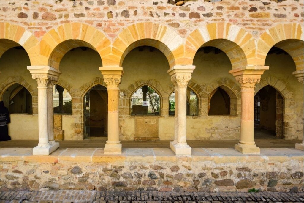 Salles Arbuisonnas cloître à Beaujolais France