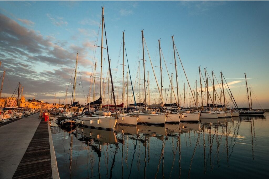 find sailing crew at marinas