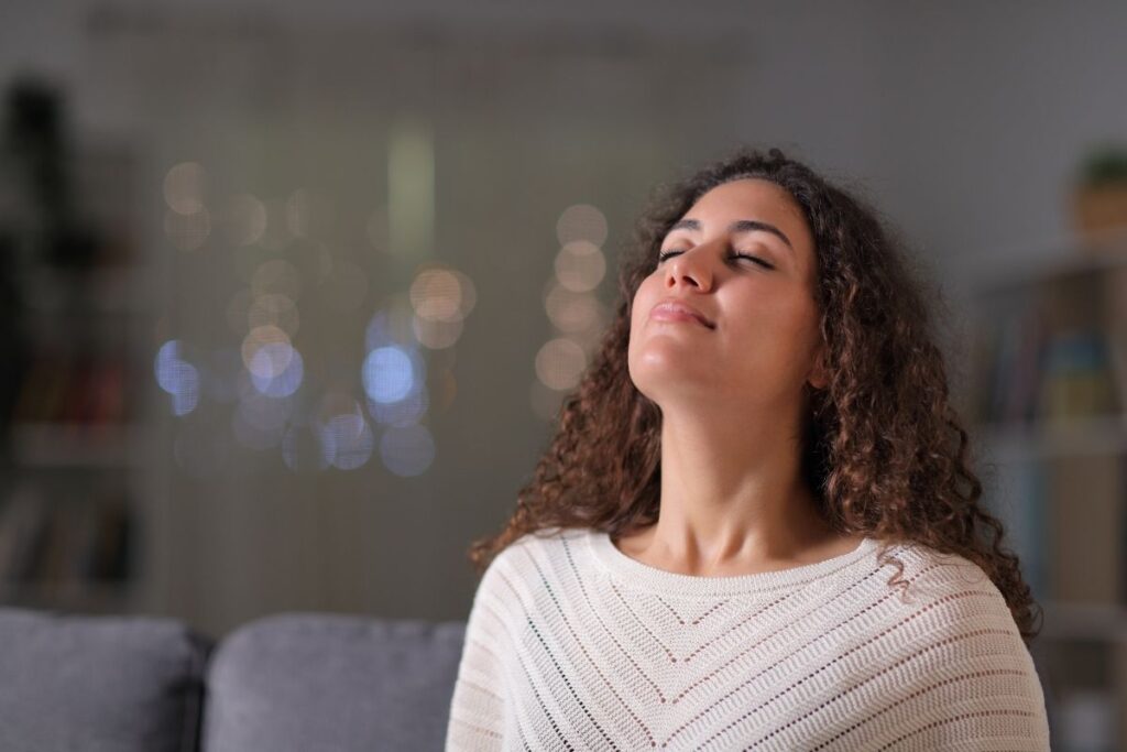 7 habitudes quotidiennes simples pour trouver un équilibre dans la vie 4 Une femme prend une respiration pour le nettoyage