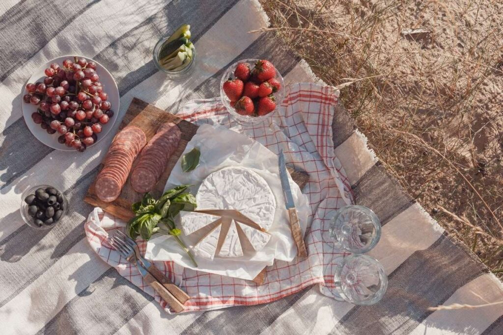 sustainable picnic ideas | Enjoy Travel Life
