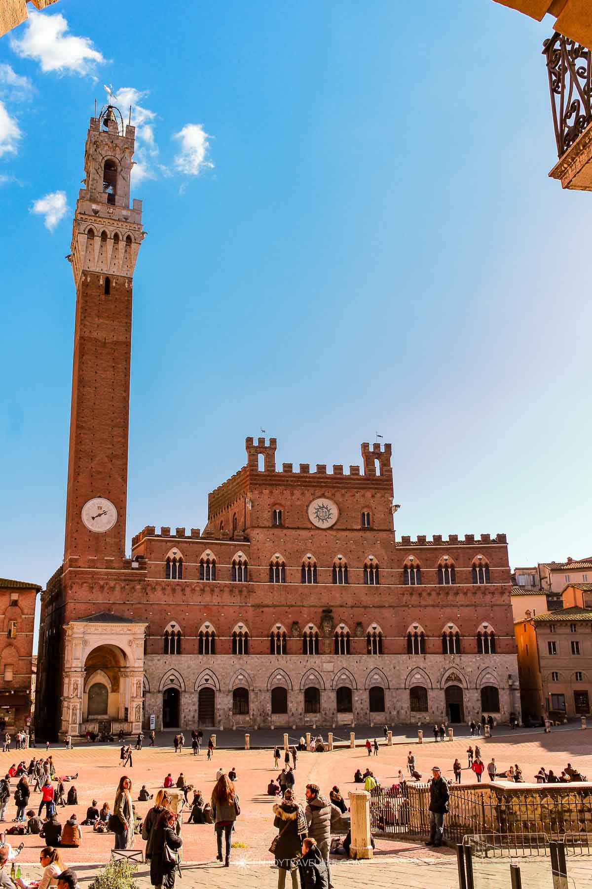 The shell-shaped Piazza del Campo in Siena with the Torre del Mangia tower and Palazzo Pubblico